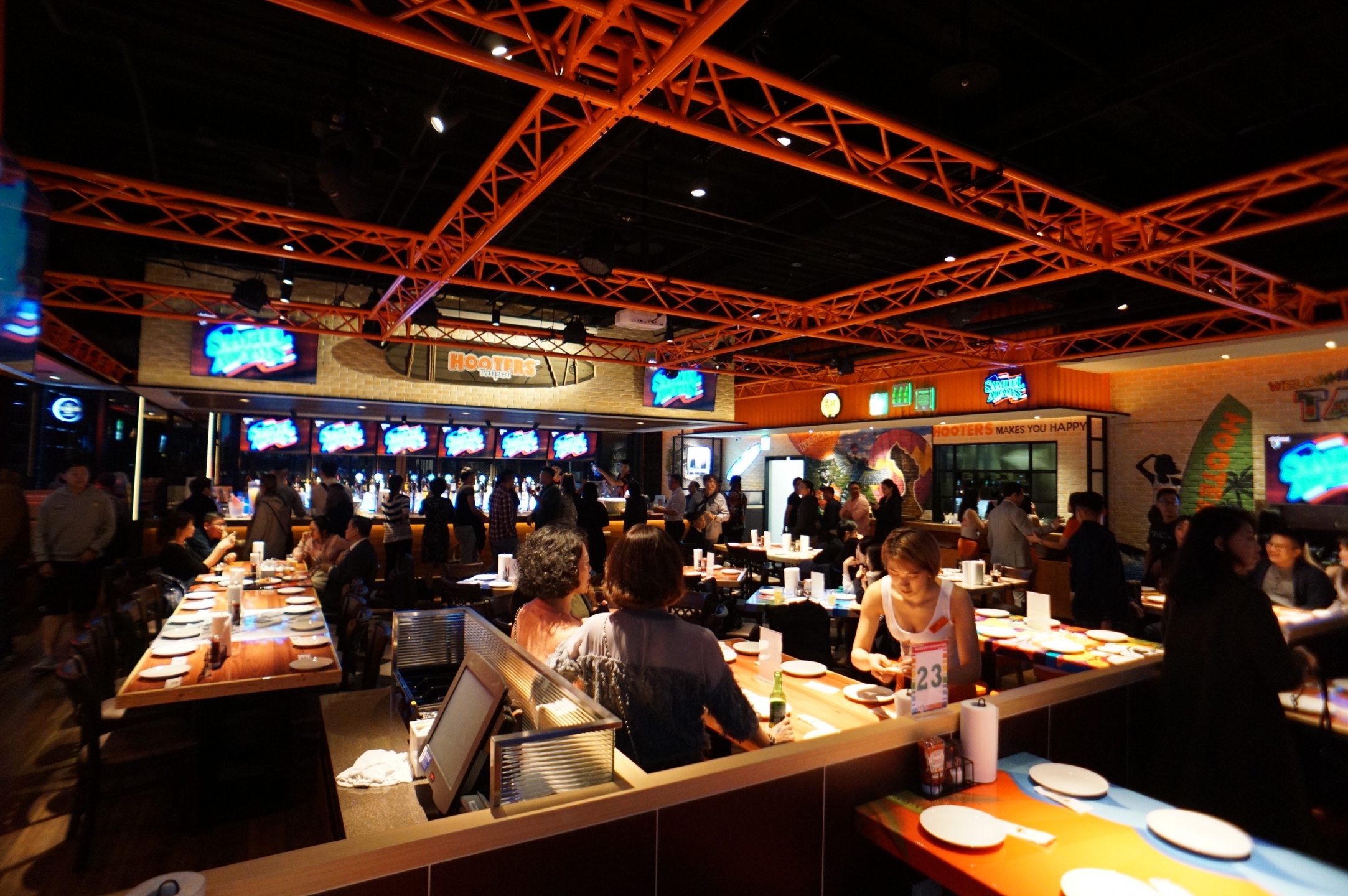Hooters 美式餐廳<span>Hooters Xinyi Restaurant</span>